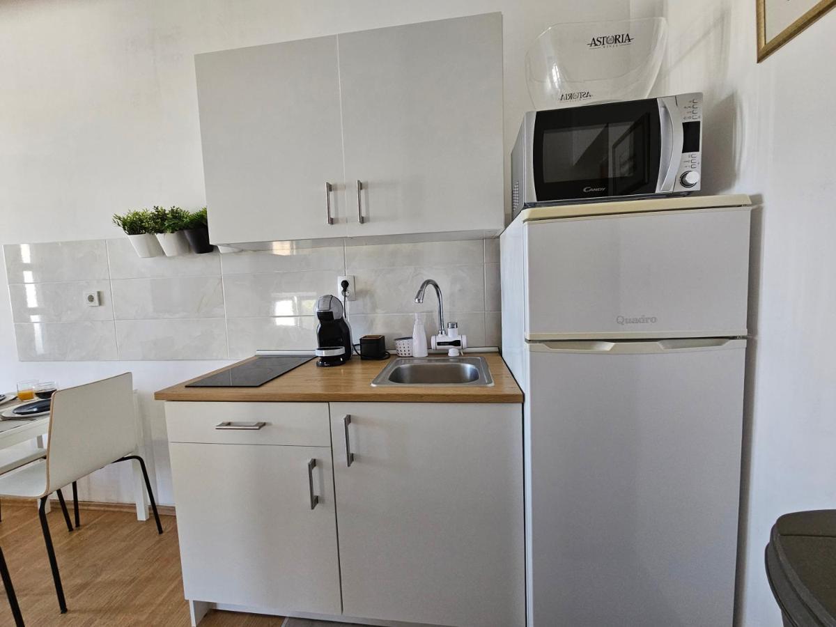 Studio Apartment Pegy Vir Exterior photo